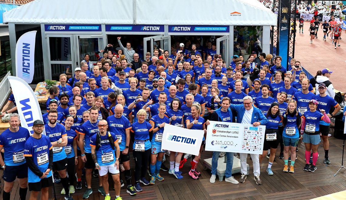 Action-medewerkers en hardlopers met ceremoniële cheque van € 315.000 voor Cancer Center Amsterdam